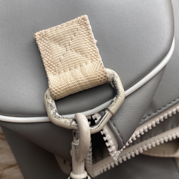 Used Lacoste travel/gym bag, normal sign of usage - Picture 7 of 13